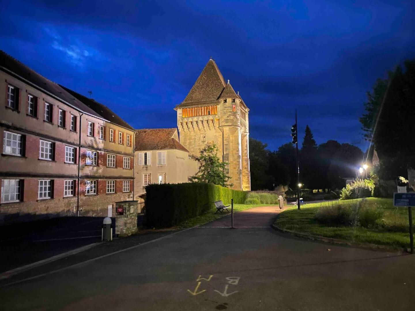 "Au Centre De Nevers" Hyper Centre Ville De Nevers, Proche Gare, Spacieux & Calme Luaran gambar