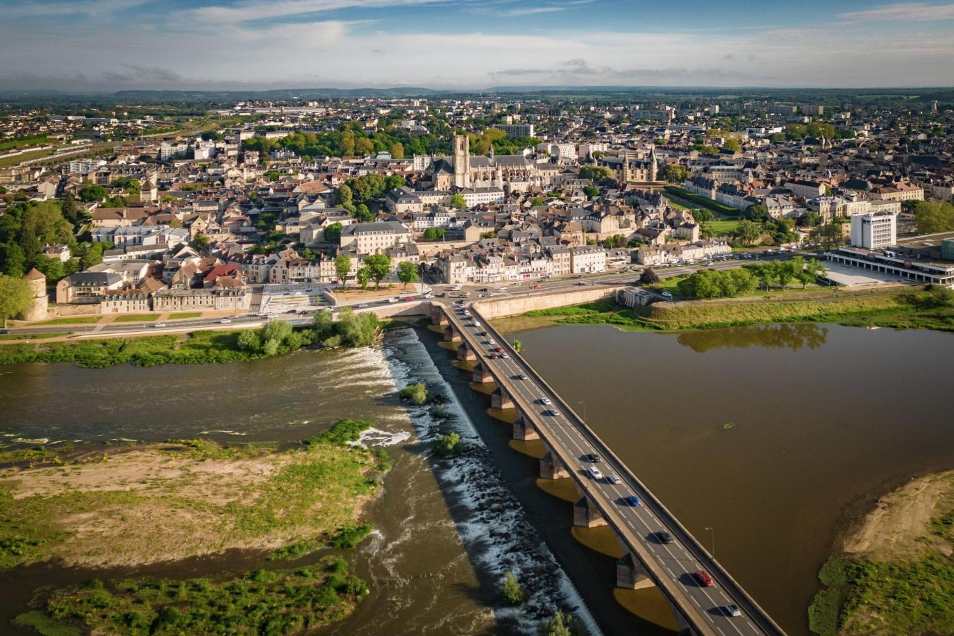 "Au Centre De Nevers" Hyper Centre Ville De Nevers, Proche Gare, Spacieux & Calme Luaran gambar